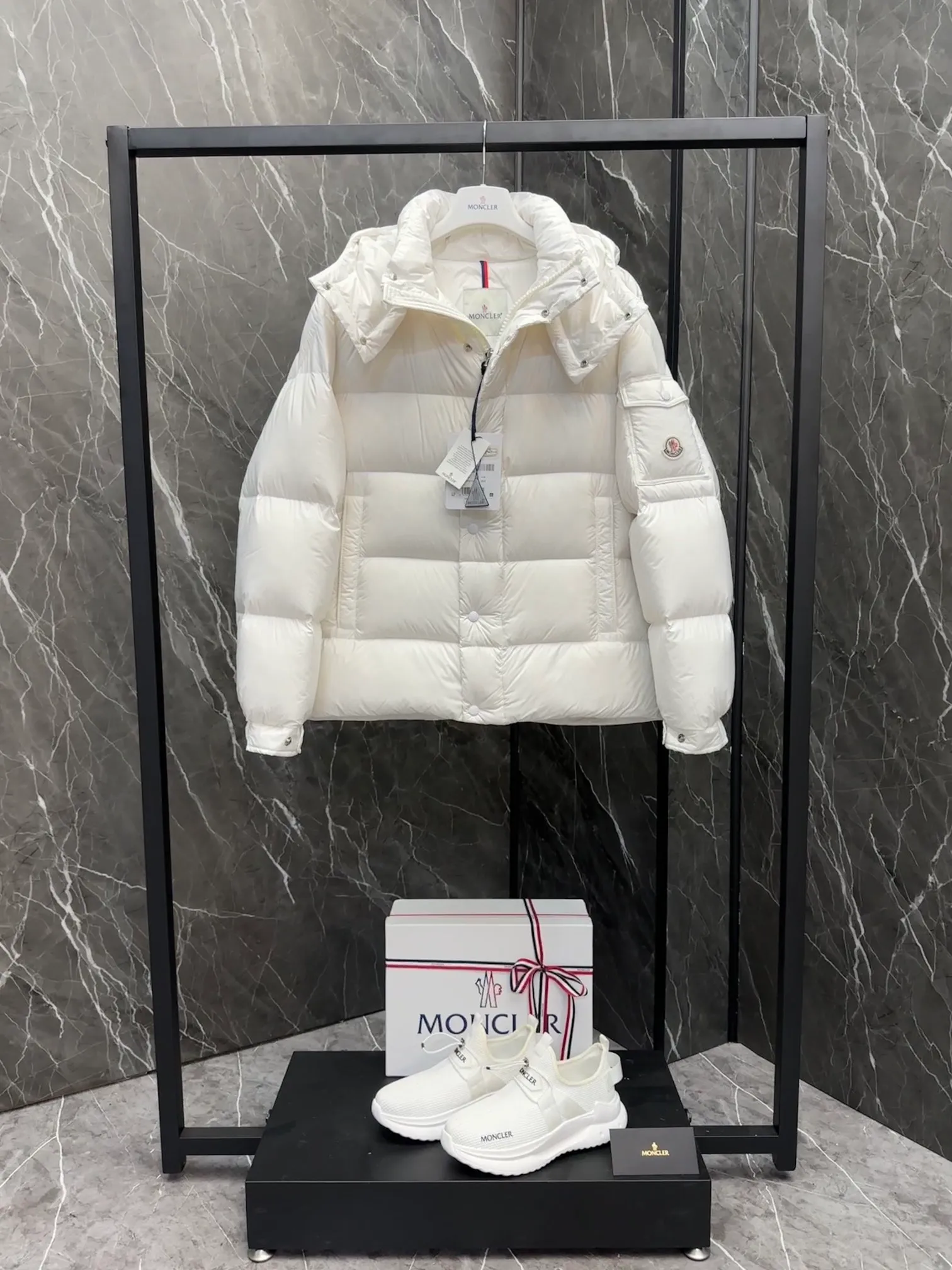 ⬆️Moncler Vezere/Maya 70 . Maya. . . Vezere ， Moncler 。Vezere longue saison ， 。 ， 。 Moncler Maya 。 • longue saison •Nylon léger brillant • • • • • • • Size：1-5 . D 9878045680